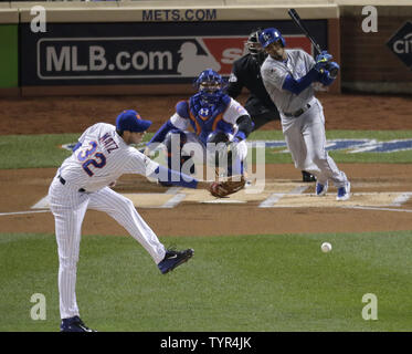 New York Mets Krug Steven Matz (32) kann nicht einen einzigen Treffer durch Kansas City Royals Teig Alcides Escobar (2) Vor der Mets catcher Travis d'Arnaud und Schiedsrichter Jim Wolf im ersten Inning in Spiel 4 der World Series bei Citi Field in New York City am 31. Oktober 2015. Foto von Ray Stubblebine/UPI Stockfoto