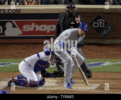 Kansas City Royals Teig Ben Zobrist scheint New York Mets catcher Travis d'Arnaud (L) nach dem markanten, wie er versucht heraus zu werfen Royals runner Alcides Escobar versuchte die zweite Basis im ersten Inning in Spiel 4 der World Series Dichtung an Citi Field in New York City am 31. Oktober 2015 blockieren. Schiedsrichter Jim Wolf (28) regeln Escobar heraus. Foto von Ray Stubblebine/UPI Stockfoto