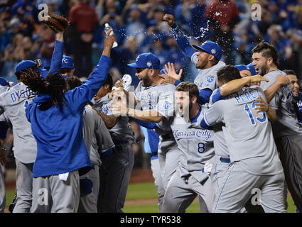 Mitglieder der Kansas City Royals feiern, wie sie die Welt der Serie Besiegen der New York Mets 7-2 in Spiel 5 bei Citi Field in New York City am 2. November 2015 zu gewinnen. Die Royals gewann die Serie mit 4:1. Foto von Pat Benic/UPI Stockfoto