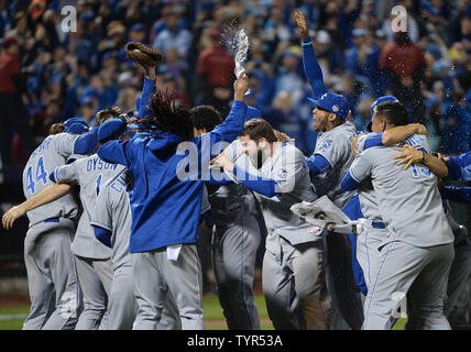 Mitglieder der Kansas City Royals feiern, wie sie die Welt der Serie Besiegen der New York Mets 7-2 in Spiel 5 bei Citi Field in New York City am 2. November 2015 zu gewinnen. Die Royals gewann die Serie mit 4:1. Foto von Pat Benic/UPI Stockfoto