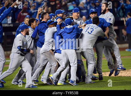 Mitglieder der Kansas City Royals feiern, wie sie die Welt der Serie Besiegen der New York Mets 7-2 in Spiel 5 bei Citi Field in New York City am 2. November 2015 zu gewinnen. Die Royals gewann die Serie mit 4:1. Foto von Pat Benic/UPI Stockfoto