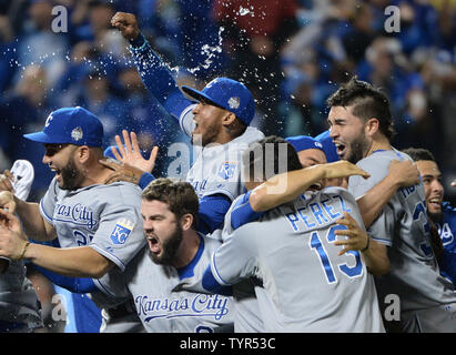 Mitglieder der Kansas City Royals feiern, wie sie die Welt der Serie Besiegen der New York Mets 7-2 in Spiel 5 bei Citi Field in New York City am 2. November 2015 zu gewinnen. Die Royals gewann die Serie mit 4:1. Foto von Pat Benic/UPI Stockfoto