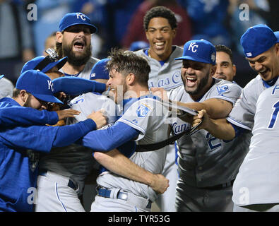 Mitglieder der Kansas City Royals Schwarm näher Wade Davis als Sie feiern den Gewinn der World Series, der New York Mets 7-2 Sieg in Spiel 5 bei Citi Field in New York City am 2. November 2015. Die Royals gewann die Serie mit 4:1. Foto von Pat Benic/UPI Stockfoto