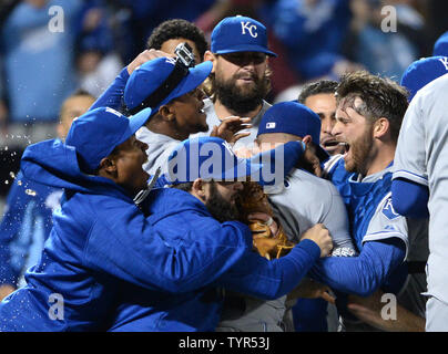 Mitglieder der Kansas City Royals Schwarm näher Wade Davis als Sie feiern den Gewinn der World Series, der New York Mets 7-2 Sieg in Spiel 5 bei Citi Field in New York City am 2. November 2015. Die Royals gewann die Serie mit 4:1. Foto von Pat Benic/UPI Stockfoto