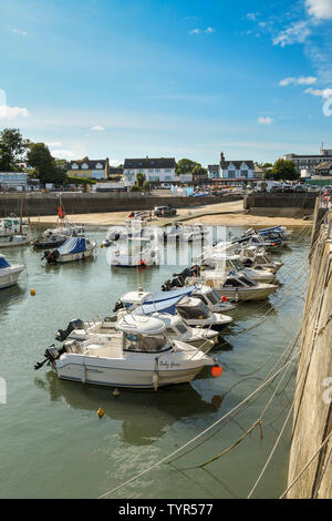 SAUNDERSFOOT, Pembrokeshire, Wales - AUGUST 2018: Kleine Boote im Hafen in Saundersfoot, West Wales gesäumt. Stockfoto