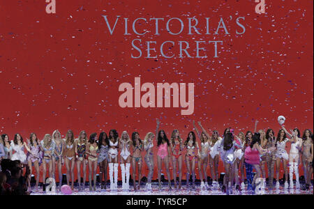 Candice Swanepoel, Adriana Lima, Behati Prinsloo, Lily Aldridge, Romee Strijd, Alessandra Ambrosio, Monica 'JAC' Jagaciak, Kate Grigorieva, Stella Maxwell, Taylor Hill, Rachel Hilbert und alle an der Victoria Secret Angels stehen auf der Rückseite der Start- und Landebahn am Ende der Victoria Secret Fashion Show an der Lexington Avenue Armory in New York City am 10. November 2015. Foto von John angelillo/UPI Stockfoto