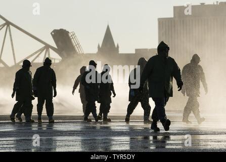 NEWPORT NEWS, Virginia (Nov. 21, 2016) --Sailors zugeordnet Pre-Commissioning Unit Gerald R. Ford (CVN 78) prüfen Sie die Sprinkleranlage auf Ford's Flight Deck während einer Gegenmaßnahme wash-down-Bohren. Die gegenmaßnahme wash-down-System bietet eine Moving Screen von Seewasser entfernt gefährliche Verunreinigungen aus dem Schiffe wetter Decks zu waschen. Stockfoto