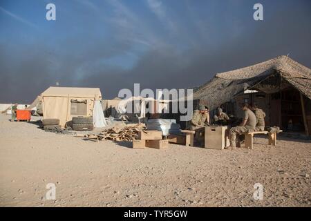 Us-Armee Soldaten in den 1 Platoon, Batterie 3 Bataillon 321 Field Artillery Regiment 18 Field Artillery Brigade zugeordnet halten sich in der Zeit von Schach spielen am Flugplatz Qayyarah West, Irak, Nov. 21, 2016 besetzt. Eine Koalition von regionalen und internationalen Nationen haben sich zur Islamischen Staat im Irak und der Levante und die Gefährdung der Irak, Syrien, der Region und der umfassenderen internationalen Gemeinschaft darstellen zu besiegen. Stockfoto