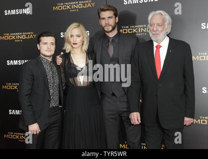 Josh Hutcherson, Jennifer Lawrence, Liam Hemsworth, und Donald Sutherland ankommen auf dem roten Teppich in der 'Hunger Games: mockingjay - Teil 2" New York Premiere bei AMC Loews Lincoln Square 13 Theater am 18. November 2015 in New York City. Foto von John angelillo/UPI Stockfoto