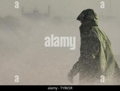 NEWPORT NEWS, Virginia (Nov. 21, 2016) - eine Sailor zugeordnet Pre-Commissioning Unit Gerald R. Ford (CVN 78) prüft die Sprinkleranlage auf Ford's Flight Deck während einer Gegenmaßnahme wash-down-Bohren. Die gegenmaßnahme wash-down-System bietet eine Moving Screen von Seewasser entfernt gefährliche Verunreinigungen aus dem Schiffe wetter Decks zu waschen. Stockfoto