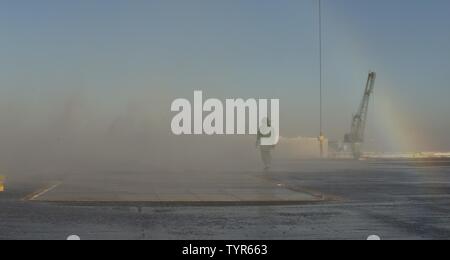 NEWPORT NEWS, Virginia (Nov. 21, 2016) - eine Sailor zugeordnet Pre-Commissioning Unit Gerald R. Ford (CVN 78) prüft die Sprinkleranlage auf Ford's Flight Deck während einer Gegenmaßnahme wash-down-Bohren. Die gegenmaßnahme wash-down-System bietet eine Moving Screen von Seewasser entfernt gefährliche Verunreinigungen aus dem Schiffe wetter Decks zu waschen. Stockfoto
