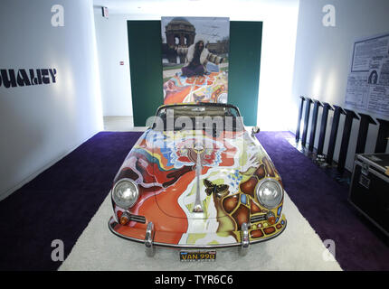 Die Janis Joplin 1964 Porsche 356 C 1600 SC Cabriolet ist auf dem Display während einer Pressekonferenz vor der 'Driven durch Unterbrechung' Auktion bei Sotheby's in New York City am 4. Dezember 2015. Die Auktion wird mehr als 30 Fahrzeuge Spanning 70 Jahre Automotive Innovation gehören. Foto von John angelillo/UPI Stockfoto