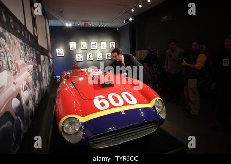 Ein 1956 Ferrari 290 MM durch Scaglietti ist auf dem Display während einer Pressekonferenz vor der 'Driven durch Unterbrechung' Auktion bei Sotheby's in New York City am 4. Dezember 2015. Die Auktion wird mehr als 30 Fahrzeuge Spanning 70 Jahre Automotive Innovation gehören. Foto von John angelillo/UPI Stockfoto