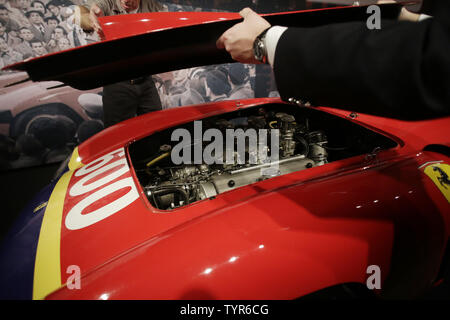 Der Motor eines 1956 Ferrari 290 MM durch Scaglietti" aufgedeckt, während einer Pressekonferenz vor der 'Driven durch Unterbrechung' Auktion bei Sotheby's in New York City am 4. Dezember 2015 an. Die Auktion wird mehr als 30 Fahrzeuge Spanning 70 Jahre Automotive Innovation gehören. Foto von John angelillo/UPI Stockfoto