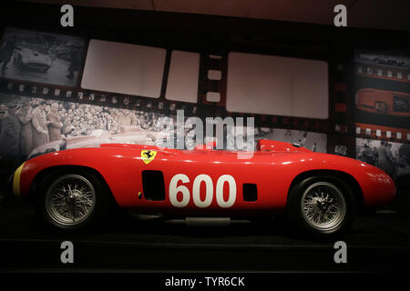 Ein 1956 Ferrari 290 MM durch Scaglietti ist auf dem Display während einer Pressekonferenz vor der 'Driven durch Unterbrechung' Auktion bei Sotheby's in New York City am 4. Dezember 2015. Die Auktion wird mehr als 30 Fahrzeuge Spanning 70 Jahre Automotive Innovation gehören. Foto von John angelillo/UPI Stockfoto