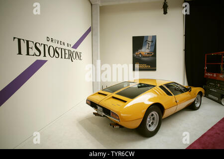 A 1969 De Tomaso Mangusta ist auf dem Display während einer Pressekonferenz vor der 'Driven durch Unterbrechung' Auktion bei Sotheby's in New York City am 4. Dezember 2015. Die Auktion wird mehr als 30 Fahrzeuge Spanning 70 Jahre Automotive Innovation gehören. Foto von John angelillo/UPI Stockfoto