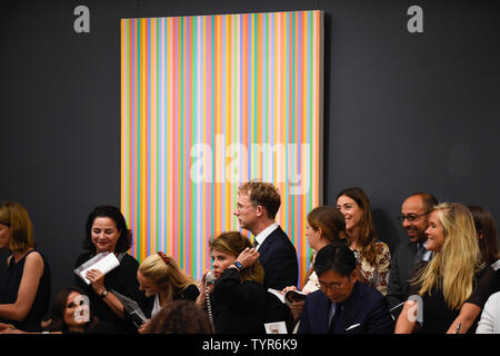 London, Großbritannien. 26. Juni 2019. "Hellen Schatten" von Bridget Riley, (Est. £ 600.000 - 800.000) für ein Hammer Preis von £ 880.000 zeitgenössische Kunst bei Sotheby's Abend Verkauf in der New Bond Street Galerien verkauft. Credit: Stephen Chung/Alamy leben Nachrichten Stockfoto