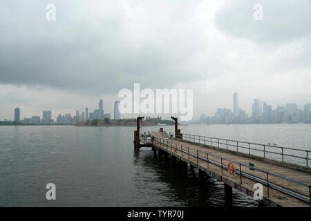Eine Ansicht von Liberty Island im Hafen von New York, auf der Suche nach Ellis Island, New Jersey und Manhattan. Juni 25, 2019 Stockfoto