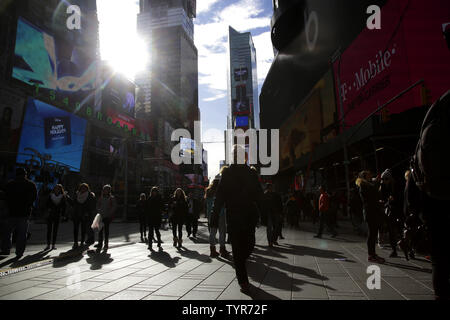 Menschen gehen durch den Times Square 3 Tage vor Silvester Feier findet in New York City am 28. Dezember 2015 dauern. Als der berühmte Silvesterball steigt auf einem Times Square, schätzungsweise eine Million Menschen in Times Square, Millionen im ganzen Land und über eine Milliarde wird sein Ansehen in der ganzen Welt. Foto von John angelillo/UPI Stockfoto