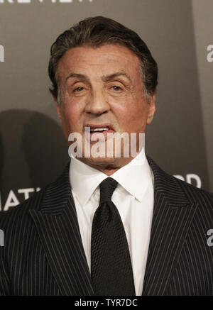 Sylvester Stallone kommt auf dem roten Teppich an der National Board of Review Gala zu Ehren des 2015 Preisträger bei Cipriani 42nd Street in New York City am 5. Januar 2016. Das National Board of Review ehrt diverse Mitglieder der Film Community auf ihrer jährlichen Awards Gala, die auch als Geldbeschaffer für Student Zuschuss Philanthropie wirkt. Foto von John angelillo/UPI Stockfoto