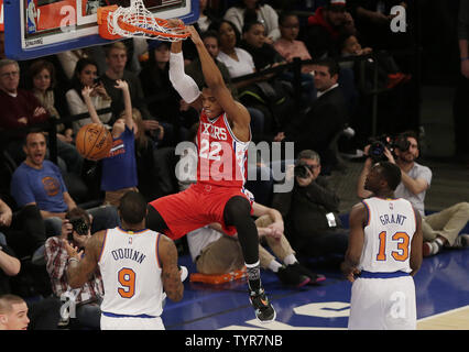 Philadelphia 76ers Richaun Holmes dunks, den Basketball in der ersten Hälfte gegen die New York Knicks im Madison Square Garden in New York City am 18. Januar 2016. Foto von John angelillo/UPI Stockfoto