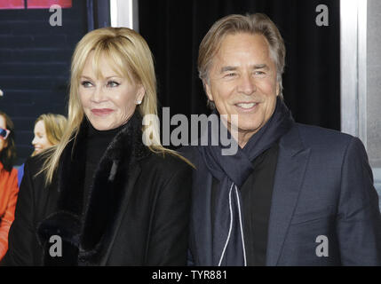 Melanie Griffith und Don Johnson ankommen auf dem roten Teppich an der New York Premiere von, wie man Einzelne an der NYU Skirball Center am 3. Februar 2016 in New York City. Foto von John angelillo/UPI Stockfoto
