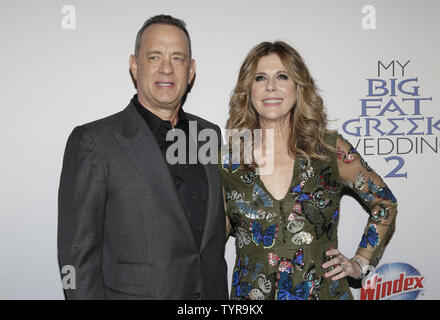 Tom Hanks und Rita Wilson ankommen auf dem roten Teppich in My Big Fat Greek Wedding 2 New York Premiere bei AMC Loews Lincoln Square 13 Theater am 15. März 2016 in New York City. Foto von John angelillo/UPI Stockfoto