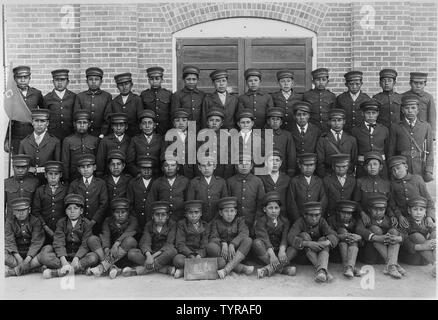 Jüngste Jungs in Uniform am Albuquerque Indian School; Umfang und Inhalt: Dies ist eine kleine Sammlung von Fotos der Albuquerque Indian School, das 1881 gegründet wurde, zur Verfügung zu stellen - Reservierung Industrial Training für die Indianer des Südwestens. Von 1912, hatte die Schule 8 Grundschule und über 300 Studenten; 1925 Immatrikulation stieg auf über 800 Schüler und Klassen 11 und 12 wurden hinzugefügt. Die Albuquerque Indian School contined in Betrieb, bis 1982, als das Programm wurde an der Santa Fe indischen Schule übertragen. Stockfoto