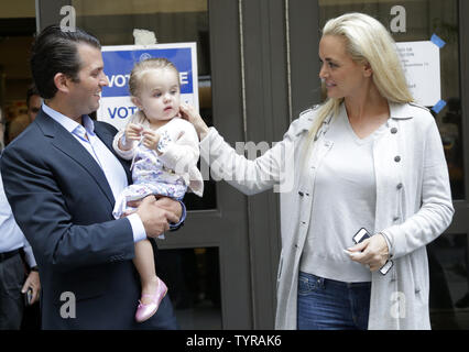 Donald Trump jr., Frau Vanessa Trump und Tochter Chloe Sophia Ausfahrt nach der Abstimmung in der New York primär am 19. April 2016 an der High School of Art and Design in New York City. Republikanischen Kandidaten für das Amt des Präsidenten Donald Trump warf seine Stimme an der zentralen Synagoge in Manhattan am Dienstag Morgen. Foto von John angelillo/UPI Stockfoto