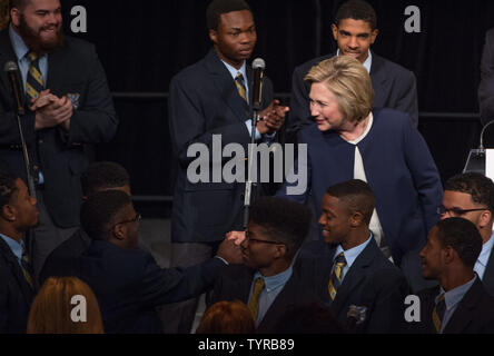 Der frühere Außenminister und derzeitige demokratische Präsidentschaftskandidaten Hillary Clinton schüttelt Hände mit Studenten nach der Grundsatzrede auf der jährlichen Geldbeschaffung Frühstück des Eagle Academy Foundation ÒSoaring BeyondÓ am 29. April 2016 in Gotham Hall in New York City benannt. Foto durch Bryan R. Smith/UPI Stockfoto