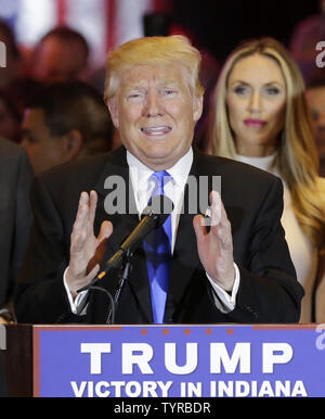 Republikanischen Kandidaten für das Amt des Präsidenten Donald Trump spricht nach seinem Indiana erster Sieg im Trump Tower am 3. Mai 2016 in New York City. Momente vor dem Trump rede Ted Cruz kündigte an, dass er aus dem Rennen, die praktisch Hände die Nominierung zum Trumpf wird fallen. Bernie Sanders war der Sieger auf der Demokratischen Seite. Foto von John angelillo/UPI Stockfoto