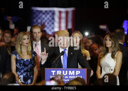 Republikanischen Kandidaten für das Amt des Präsidenten Donald Trump spricht nach seinem Indiana erster Sieg im Trump Tower am 3. Mai 2016 in New York City. Momente vor dem Trump rede Ted Cruz kündigte an, dass er aus dem Rennen, die praktisch Hände die Nominierung zum Trumpf wird fallen. Bernie Sanders war der Sieger auf der Demokratischen Seite. Foto von John angelillo/UPI Stockfoto