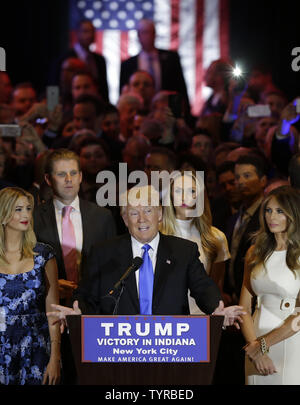 Republikanischen Kandidaten für das Amt des Präsidenten Donald Trump spricht nach seinem Indiana erster Sieg im Trump Tower am 3. Mai 2016 in New York City. Momente vor dem Trump rede Ted Cruz kündigte an, dass er aus dem Rennen, die praktisch Hände die Nominierung zum Trumpf wird fallen. Bernie Sanders war der Sieger auf der Demokratischen Seite. Foto von John angelillo/UPI Stockfoto