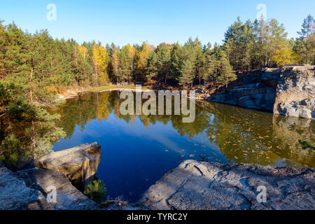 Schöne Fels See mit Herbst farbige Bäume um Stockfoto