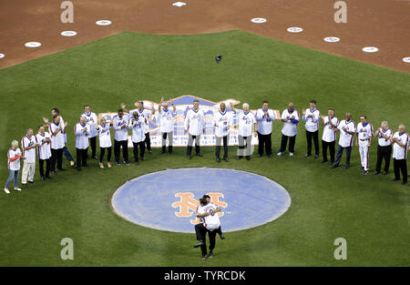 K. Carter, Sohn des späten Gary Carter, Sprünge in die Arme der Mets Jesse Orosco wer seine Mütze wirft, wie sie die 1986 World Series Game 7 Reaktion, wenn die 1986 New York Mets Mets Wm besiegt den Boston Red Sox, wie sie vor dem Spiel gegen die Los Angeles Dodgers an Citi Field in New York City am 28. Mai 2016 geehrt Reenact. Foto von John angelillo/UPI Stockfoto