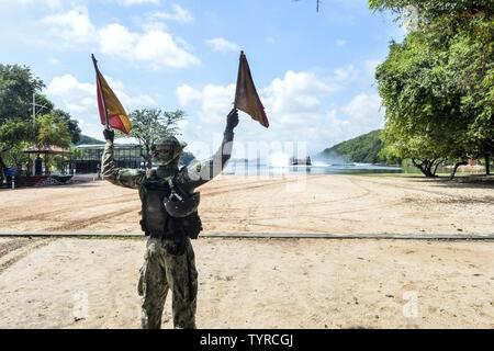 SRI LANKA (Nov. 23, 2016) Petty Officer 3. Klasse Andre' Braun, zugeordnet zu den amphibious Transport dock Schiff USS Somerset LPD (25), leitet eine Landing Craft Luftkissen auf den Strand bei einem Theater Sicherheit Zusammenarbeit Austausch mit der srilankischen Armee. Somerset und schiffte sich 11 Marine Expeditionary Unit sind die Durchführung der Austausch mit Sri Lankan Kräfte, um taktische Fähigkeiten und Katastrophenhilfe Fähigkeiten verbessern und stärken die Beziehung zwischen den beiden Kräfte Stockfoto