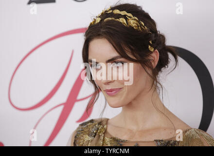 Hilary Rhoda kommt auf dem roten Teppich bei den CFDA Fashion Awards 2016 Hammerstein Ballroomon Juni 6, 2016 in New York City. Foto von John angelillo/UPI Stockfoto