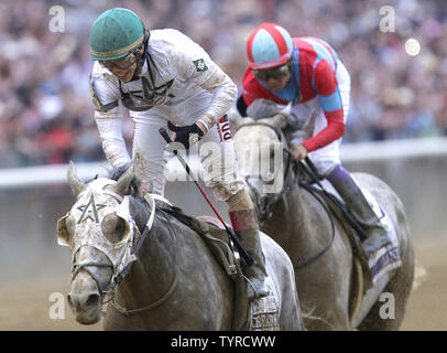 Jockey Irad Ortiz Jr. reagiert beim Reiten Creator nach dem Überqueren der Ziellinie der 148 läuft der Belmont Stakes am 11. Juni 2016 an der Belmont Park Racetrack in Elmont, New York zu gewinnen. Schöpfer der Run auf der Strecke Fänge Destin durch eine Nase zu gewinnen, mit Lani kommen in der dritten. Foto von John angelillo/UPI Stockfoto