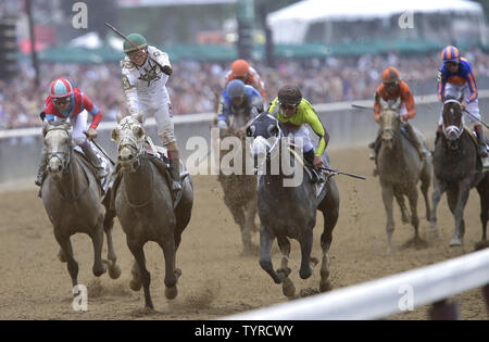 Jockey Irad Ortiz Jr. reagiert beim Reiten Creator nach dem Überqueren der Ziellinie der 148 läuft der Belmont Stakes am 11. Juni 2016 an der Belmont Park Racetrack in Elmont, New York zu gewinnen. Schöpfer der Run auf der Strecke Fänge Destin durch eine Nase zu gewinnen, mit Lani kommen in der dritten. Foto von John angelillo/UPI Stockfoto