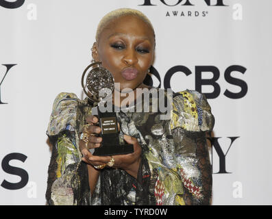 Cynthia Erivo kommt in der Presse, nachdem er einen Tony Award auf der 70. jährlichen Tony Awards im Beacon Theatre am 12. Juni 2016 in New York City. Hamilton gewann 11 Tony Awards in der Nacht einschließlich bestes Musical. Foto von John angelillo/UPI Stockfoto