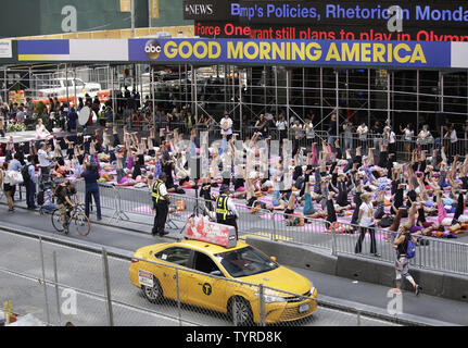 Menschen die Teilnahme an Yoga Klassen in Times Square die Sommersonnenwende in New York City am 20. Juni 2016 zu feiern. Es wird erwartet, dass Tausende von Yogis in acht Yoga Klassen während der 14. jährlichen Solstice im Times Square: Mind Over Wahnsinn Yoga einen kostenlosen, ganztägigen Outdoor yoga Veranstaltung teilzunehmen. Foto von John angelillo/UPI Stockfoto