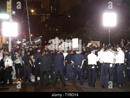 NYPD Polizisten und Demonstranten kommen von Angesicht zu Angesicht als Schwarzes Leben Angelegenheit Protest findet in der Union Square in New York City am 9. Juli 2016. Die Demonstranten marschierten wieder Samstag in Städten quer durch die Nation vereint gegen die Brutalität der Polizei nach der Tötung von zwei Afro-amerikanische Männer von der Polizei in dieser Woche. Die Proteste kam zwei Tage nach einem Sniper fünf Polizeibeamte bei einer Demonstration in Dallas ermordet. Foto von John angelillo/UPI Stockfoto