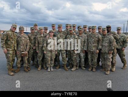 Der kommandierende General der US Army Reserve Command, Generalleutnant Charles D. Luckey, Haltungen mit Soldaten der 316. sustainment Command (Auslandseinsätze), eine US-Army Reserve Einheit aus Coraopolis, Pa Nov. 22, 2016. Stockfoto