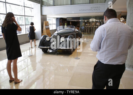 Eine seltene und begehrte vor dem Krieg Alfa Romeo wird auf der Anzeige bei Sotheby's in New York City am 21. Juli 2016. Die kommende Auktion stellt das erste mal ein Beispiel für diese unglaublich seltene Alfa in öffentlichen Verkauf dieses Jahrhunderts angeboten wurde. Das Auto wird voraussichtlich der aktuelle Datensatz für eine vor zu übertreffen - Krieg Automobile verkauft, wenn es zur Versteigerung kommenden Monat geht. Der aktuelle Datensatz für jede vor dem Krieg Auto Auktion ist $ 11,770,000 für eine 1936 Mercedes-Benz 540 K Spezial Roadster in 2012 verkauft. Foto von John angelillo/UPI Stockfoto