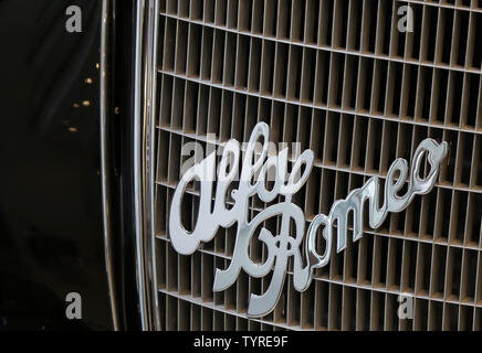 Eine seltene und begehrte vor dem Krieg Alfa Romeo wird auf der Anzeige bei Sotheby's in New York City am 21. Juli 2016. Die kommende Auktion stellt das erste mal ein Beispiel für diese unglaublich seltene Alfa in öffentlichen Verkauf dieses Jahrhunderts angeboten wurde. Das Auto wird voraussichtlich der aktuelle Datensatz für eine vor zu übertreffen - Krieg Automobile verkauft, wenn es zur Versteigerung kommenden Monat geht. Der aktuelle Datensatz für jede vor dem Krieg Auto Auktion ist $ 11,770,000 für eine 1936 Mercedes-Benz 540 K Spezial Roadster in 2012 verkauft. Foto von John angelillo/UPI Stockfoto