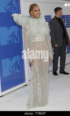 Beyonce kommt auf dem roten Teppich bei den 2016 MTV Video Music Awards im Madison Square Garden in New York City am 28. August 2016. Darsteller auf die 2016 MTV VMA's gehören Rihanna, Britney Spears, Ariana Grande und Nicki Minaj. Foto von John angelillo/UPI Stockfoto