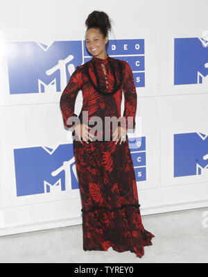 Alicia Keys kommt auf dem roten Teppich mit Blick auf das Empire State Building an den 2016 MTV Video Music Awards im Madison Square Garden in New York City am 28. August 2016. Darsteller auf die 2016 MTV VMA's gehören Rihanna, Britney Spears, Ariana Grande und Nicki Minaj. Foto von John angelillo/UPI Stockfoto