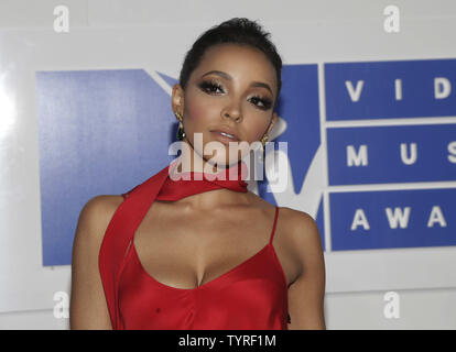 Sänger Tinashe kommt auf dem roten Teppich bei den 2016 MTV Video Music Awards im Madison Square Garden in New York City am 28. August 2016. Darsteller auf die 2016 MTV VMA's gehören Rihanna, Britney Spears, Ariana Grande und Nicki Minaj. Foto von John angelillo/UPI Stockfoto