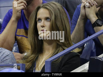 Kim Sears Uhren Andy Murray von England sein Spiel gegen Lukas Rosol der tschechischen Republik spielen in der ersten Runde im Arthur Ashe Stadium an den 2016 US Open Tennis Championships am USTA Billie Jean King National Tennis Center in New York City am 30. August 2016. Foto von John angelillo/UPI Stockfoto