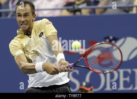 Lukas Rosol der tschechischen Republik hits eine Rückhand in seinem geraden Sätzen besiegen zu Andy Murray Englands in der ersten Runde im Arthur Ashe Stadium an den 2016 US Open Tennis Championships am USTA Billie Jean King National Tennis Center in New York City am 30. August 2016. Foto von John angelillo/UPI Stockfoto